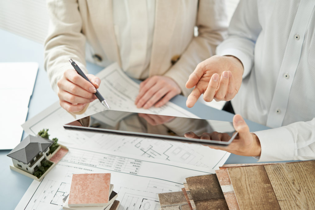 新築の打ち合わせをするインテリアコーディネーター
