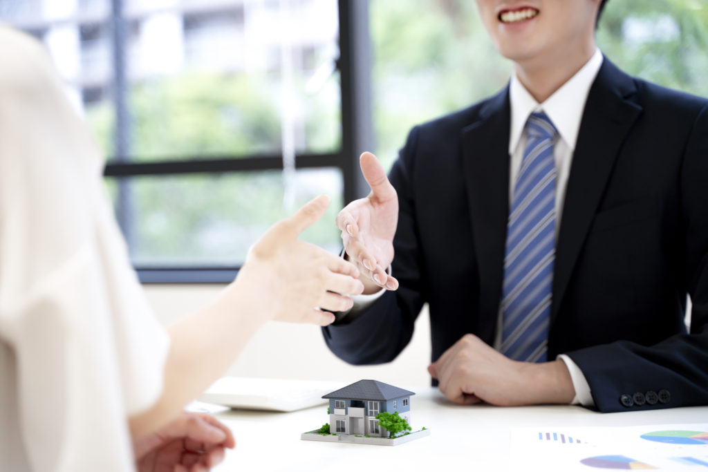 家の契約でかかる初期費用の説明をする男性
