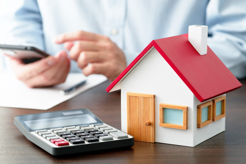 家を買う初期費用を計算する男性