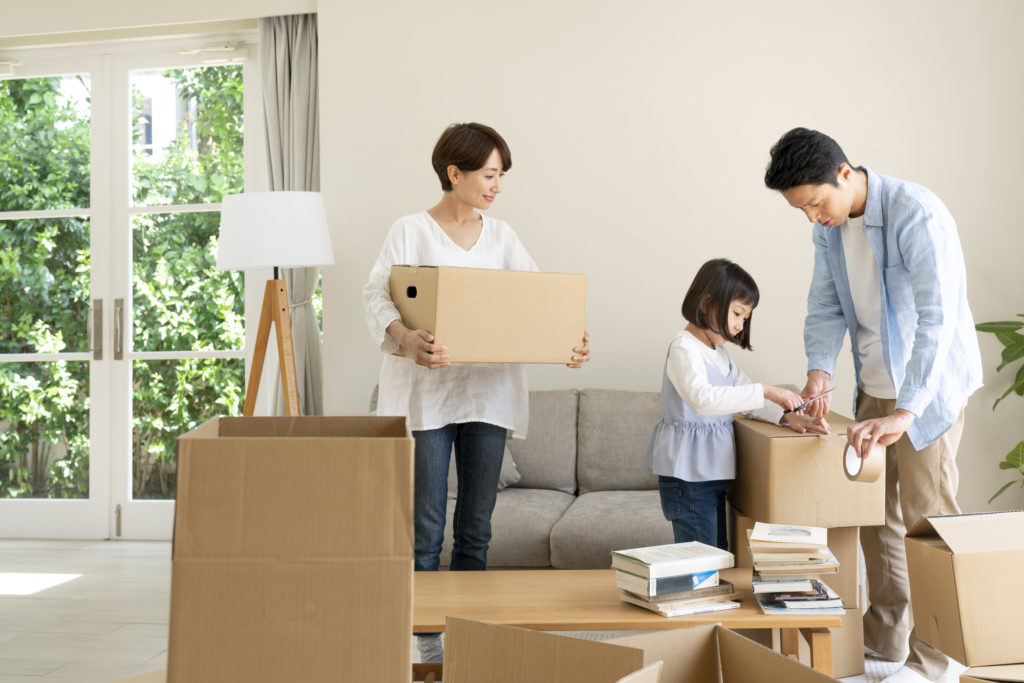 家を買って引越しする家族