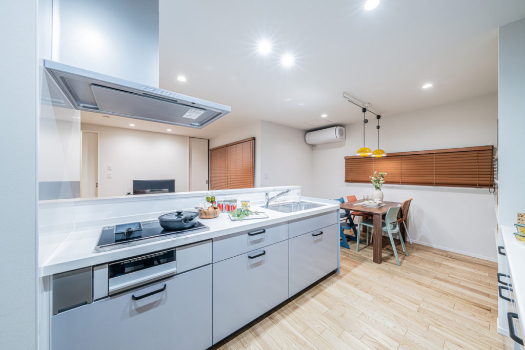 ダウンライトがおしゃれな新築キッチン