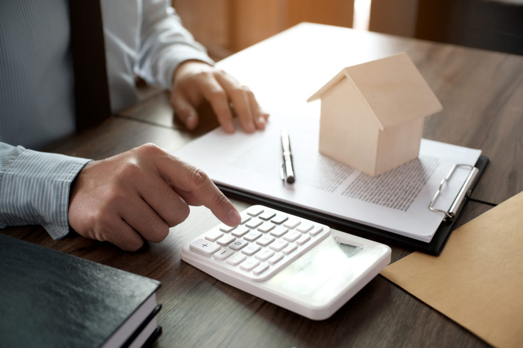 住宅ローンの滞納を処理する銀行員