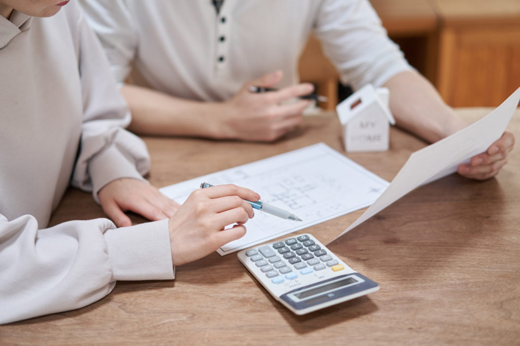 注文住宅と建売住宅を比較する夫婦