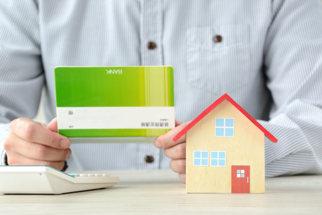 住宅購入で貯金を使い切って悩む男性