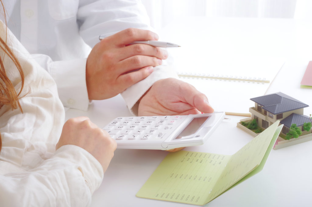 住宅ローンと貯金について考える夫婦