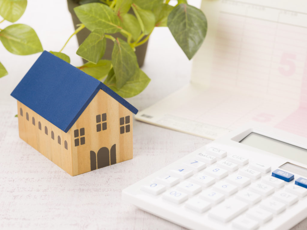 住宅と貯金通帳