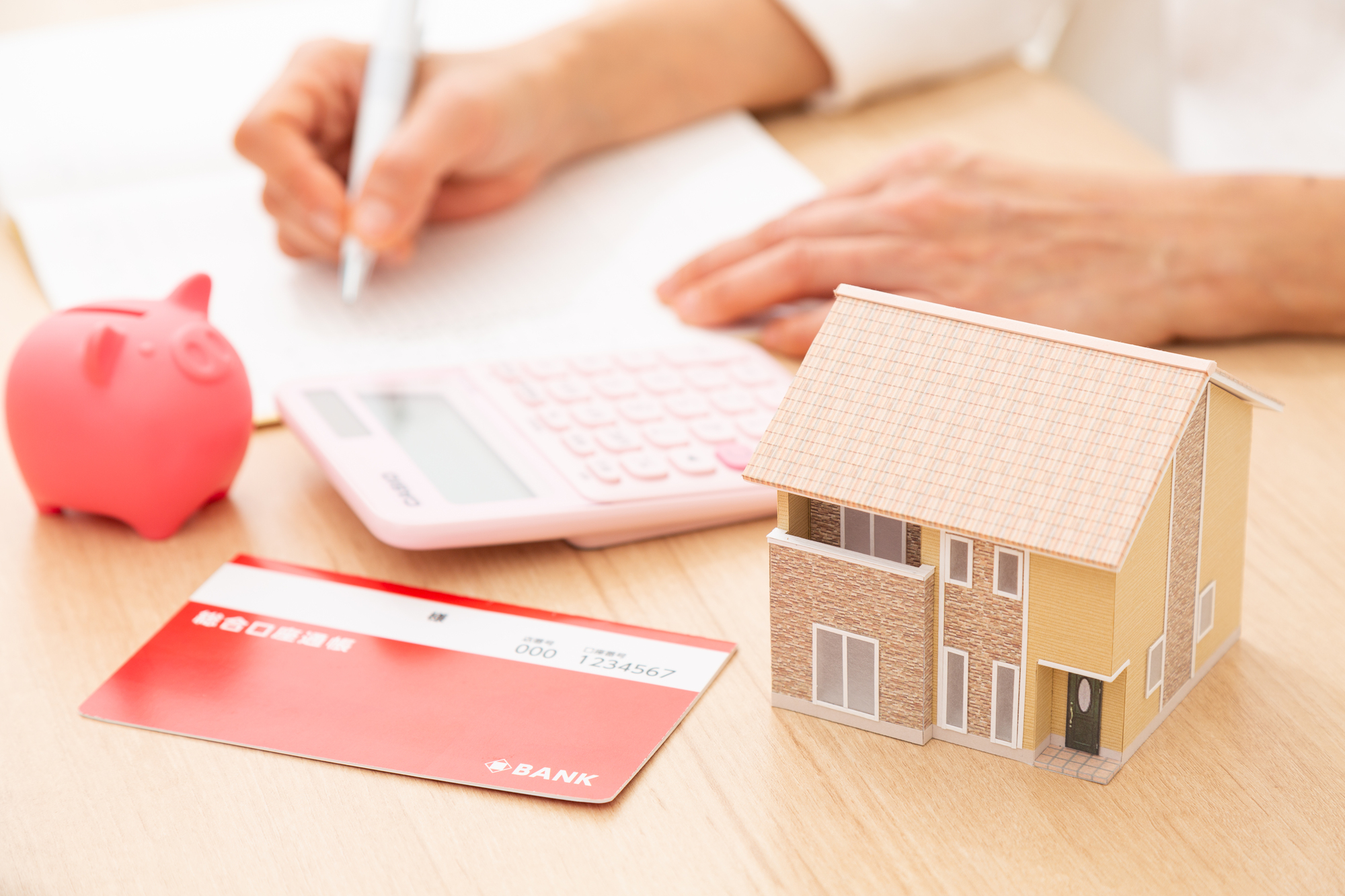 住宅購入の貯金額計算する女性