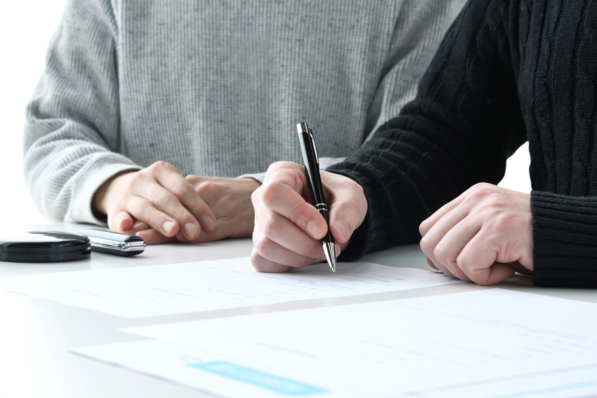 住宅ローンの審査を申し込む夫婦