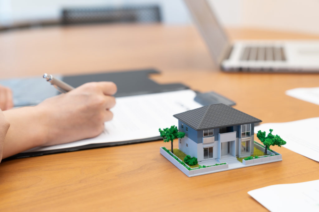 住宅ローンの審査を申し込む人